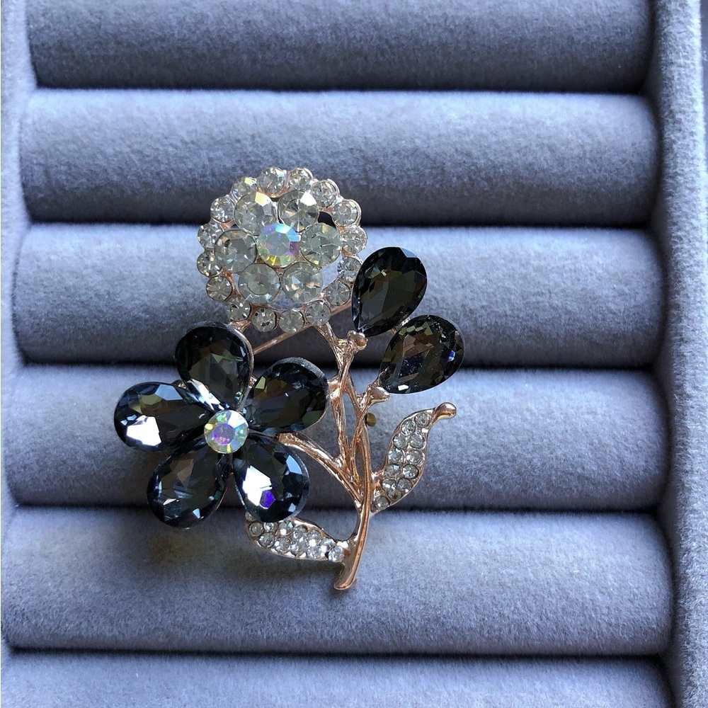 🌟🌟Elegant Floral Crystal Brooch